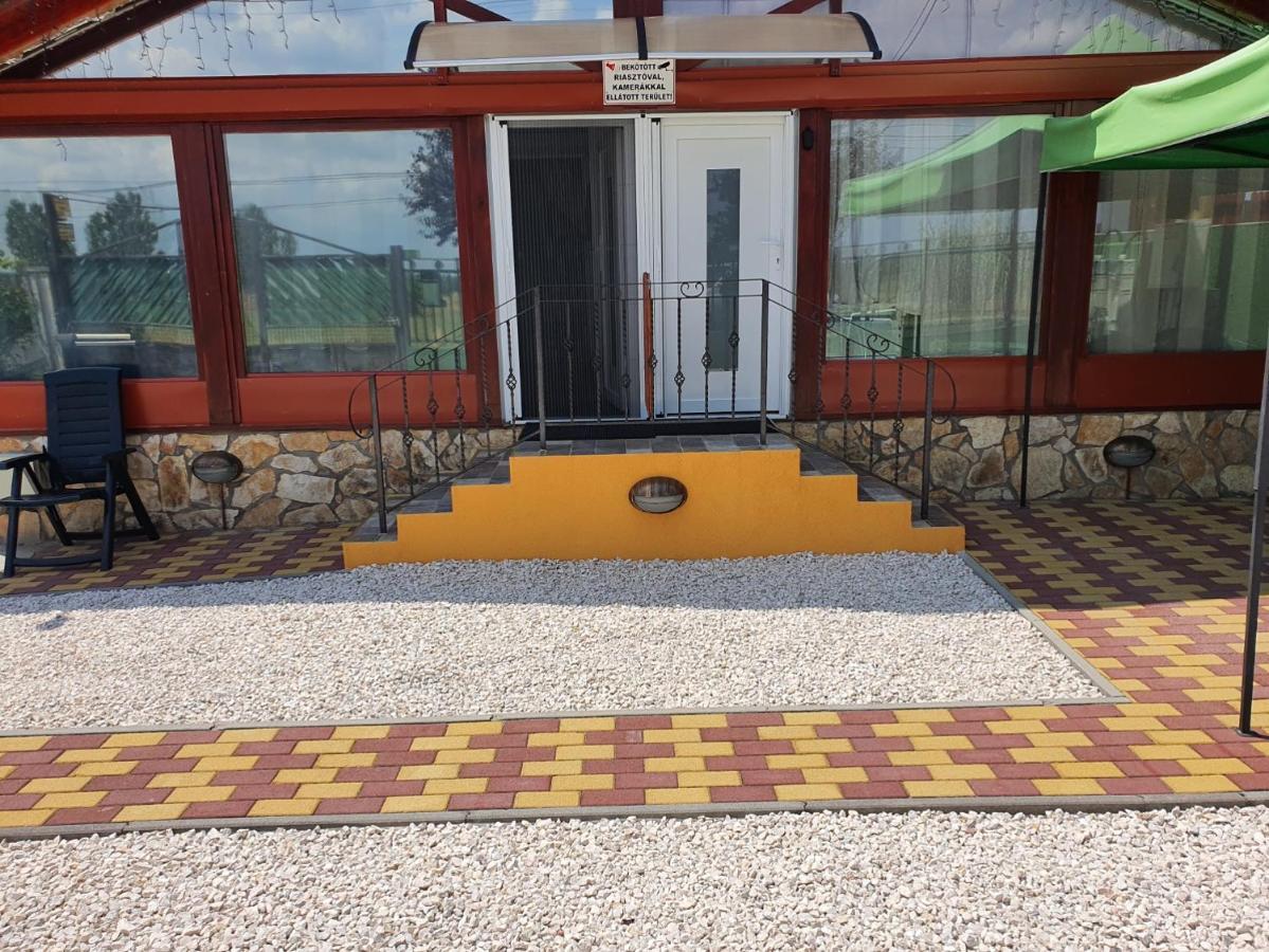 Family Friendly Gyal Apartment Exterior photo