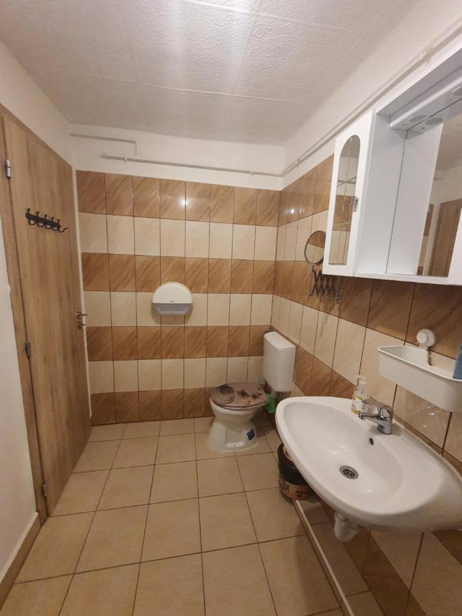Family Friendly Gyal Apartment Exterior photo