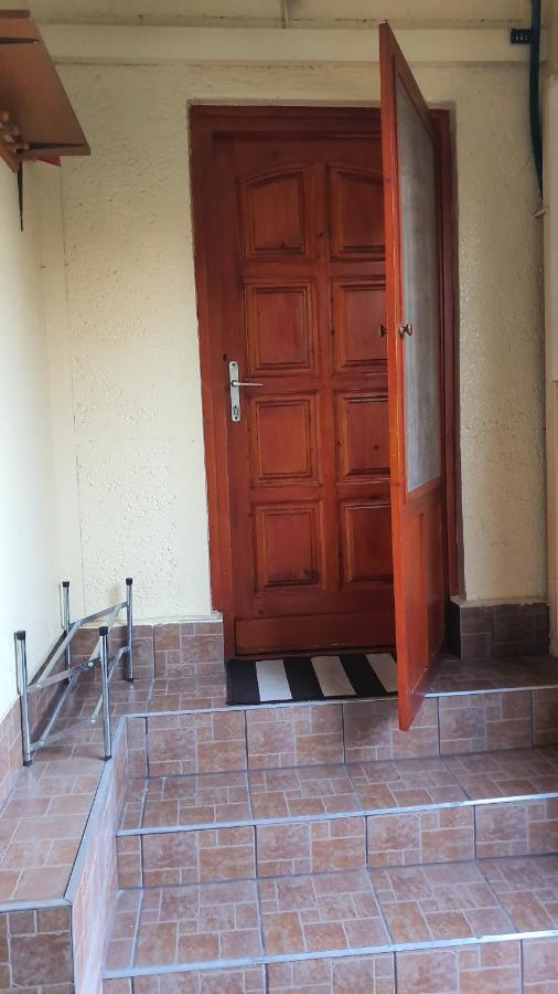 Family Friendly Gyal Apartment Exterior photo
